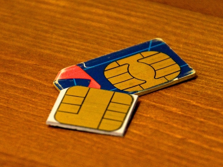 SIM-kortti ja leikattu MicroSIM-kortti