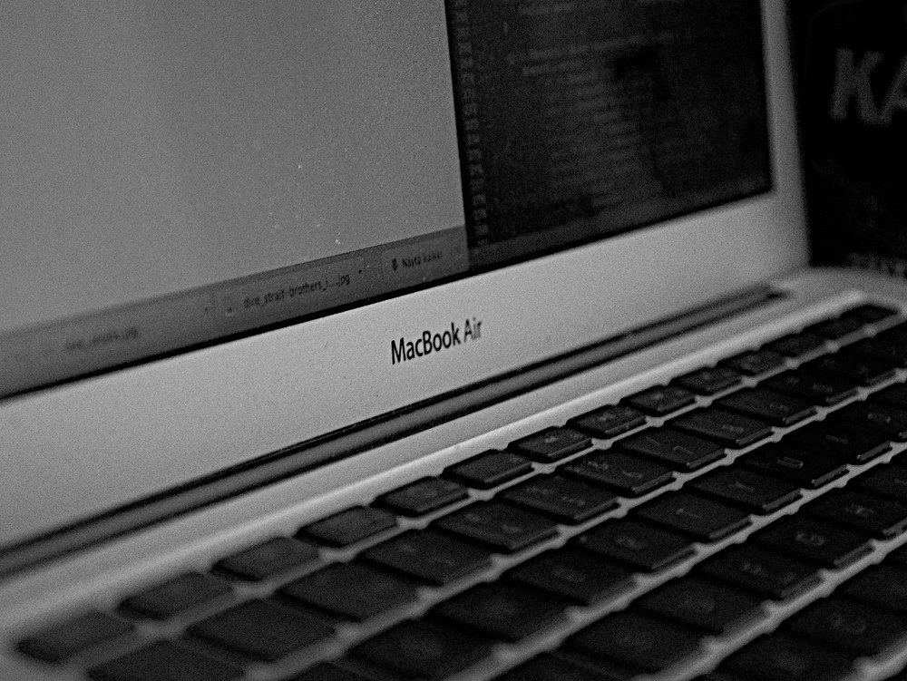 Macbook Airin näyttö ja näppäimistö