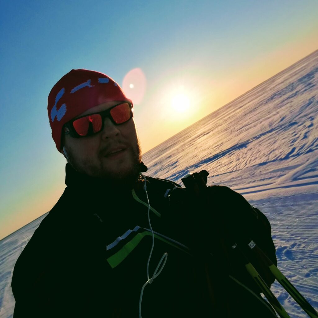 Omakuva, kun olen hiihtämässä Liminganlahden jäällä vuonna 2018