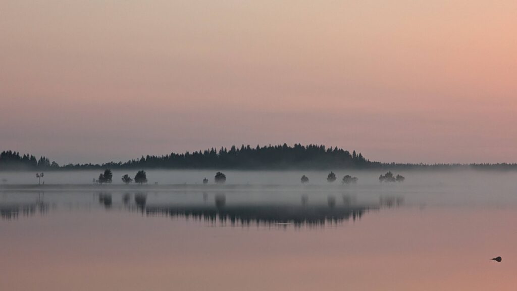 Iltausva tyynen Martimojärven päällä.