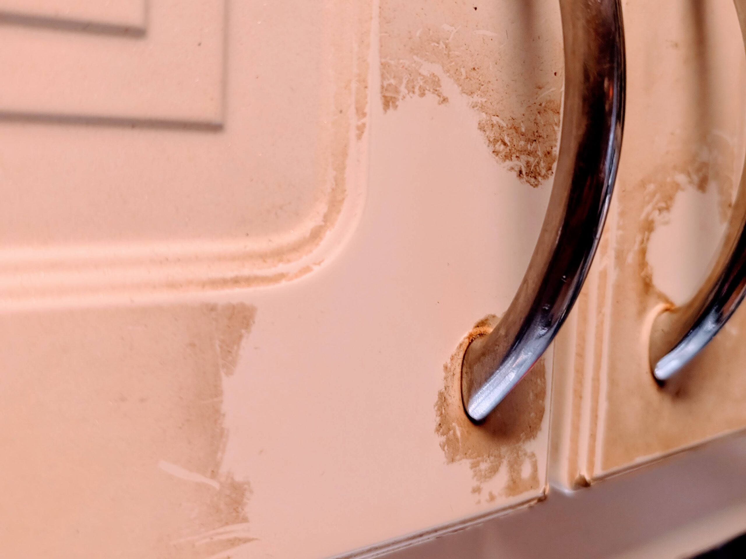 Kuluneet keittiön kaapin ovet