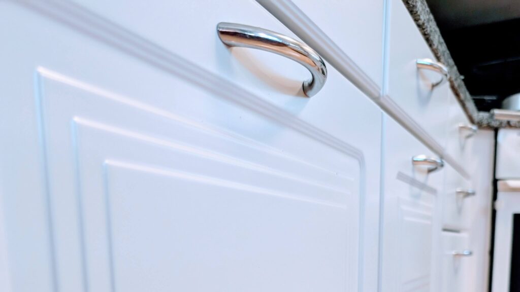 Keittiön kaapin ovet maalauksen jälkeen